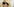 Ein faltiges Gesicht mit schwarzer Sonnenbrille und langen blonden Haaren.