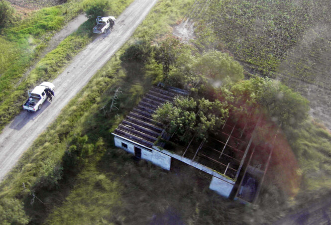 Haus mit eingestürztem Dach aus dem ein Baum wächst