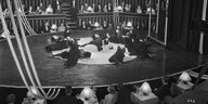 Szene aus „Het mysterie van de Mondscheinsonate“ (1935): Menschen tummeln sich auf einer kreisförmigen Bühne