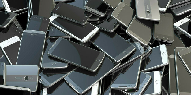 Smartphones liegen in einem Haufen übereinander
