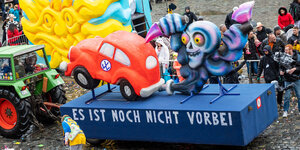 Karnevalswagen, der den VW-Abgasskandal thematisiert