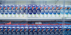 Ein Kühlregal mit Milchprodukten
