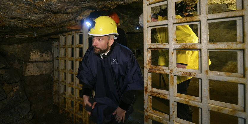 Zwei Männer mit Schutzhelm und Lampe in einem Tagebau