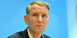 Der Thüringer AfD-Chef Björn Höcke im Porträt auf einer Pressekonferenz in Erfurt.