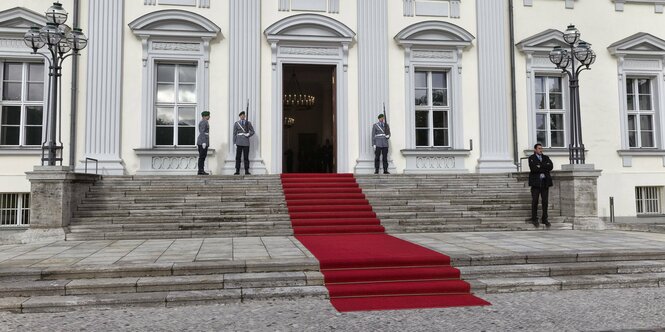 Roter Teppich ist im Schloß Bellevue ausgelegt