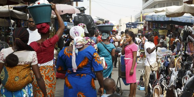 Frauen auf Markt in Afrika