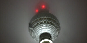 Die Spitze des Fernsehturms am Alexanderplatzes verschwindet im Nebel