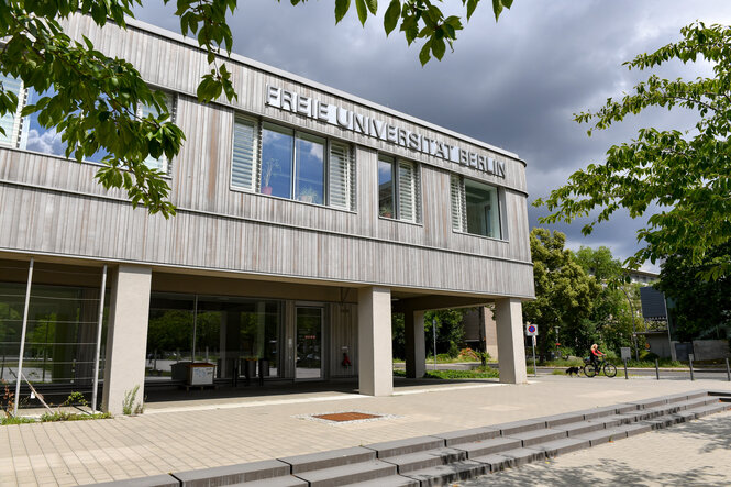 Holzgebäude der Freien Universität