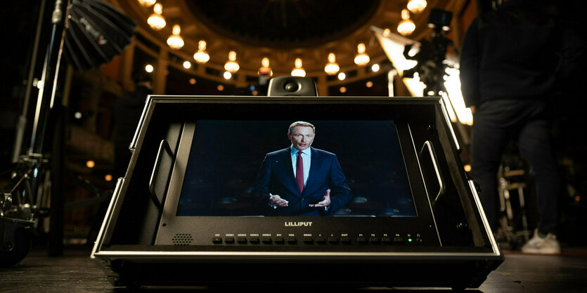 Christian Lindner auf einem Monitor im Opernhaus Stuttgart