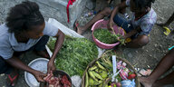 Straßenverkäuferinnen in Port au Prince bieten Ingredienzien der Soupe Joumou feil