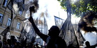 Protestierende mit scharzen Rauchfahnen