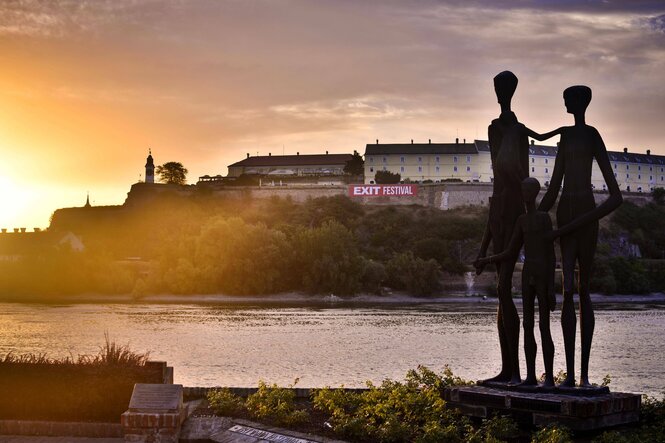 Denkmal vor Donau uund Festung in Novi Sad