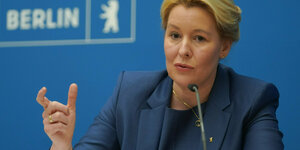 Das Foto zeigt Regierungschefin Franziska Giffey (SPD) bei einer Pressekonferenz im Roten Rathaus.