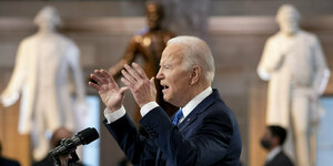 Joe Biden hebt die Hände bei seiner Ansprache