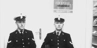 Zwei Polizisten in historischer Uniform in der "Spiegel"-Redaktion