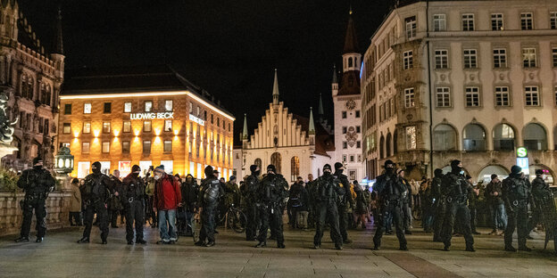 Am Marienplatz in München kesselt die Polizei ein