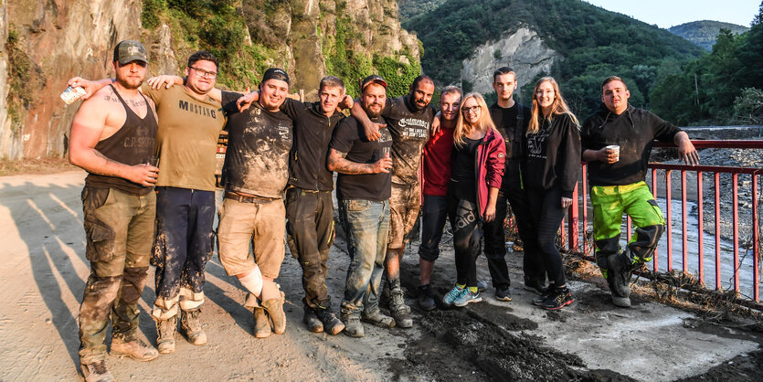 Gruppenfoto von verschlammten HochwasserhelferInnen