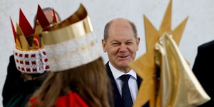 Olaf Scholz, umringt von Sternsingern