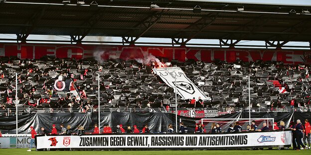 Vor der Fankurve im Stadion des Halleschen FC ist ein Banner mit der Aufschrift: "Zusammen gegen Gewalt, Rassismus und Antisemitismus".
