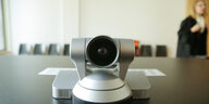 Eine Videokonferenzkamera steht auf einem Tisch
