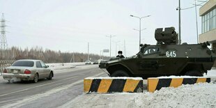 Ein Panzer steht am Rand einer verschneiten Straße