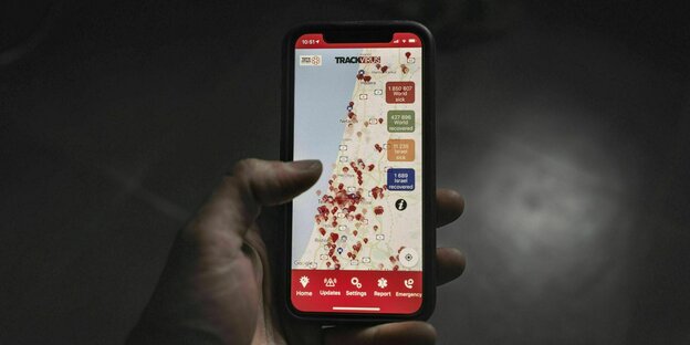 Smartphone-Bildschirm mit Tracking-App, zeigt die Landkarte Israels