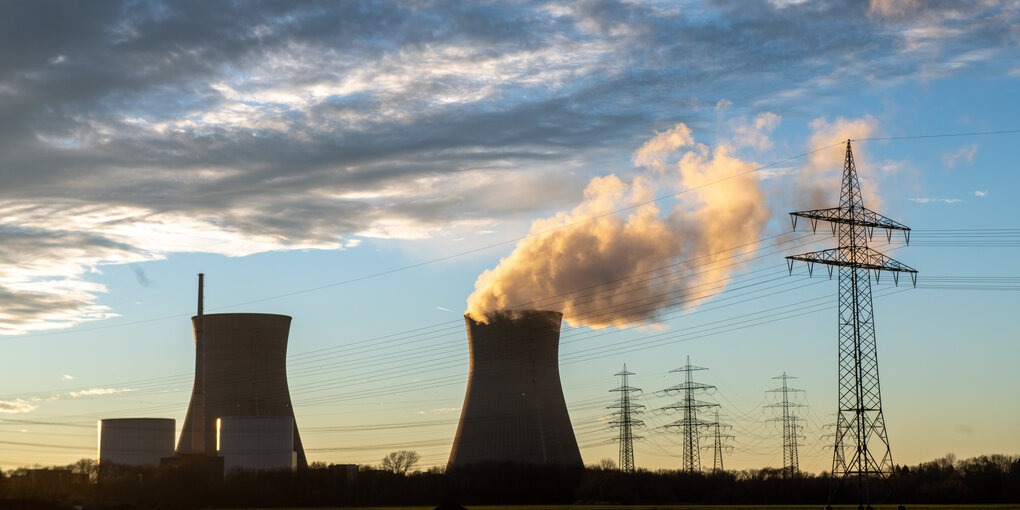 Atomkraftwerk vor Abendhimmel