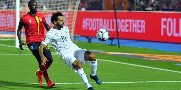 Salah nehmt den Ball mit dem Rücken zum Gegenspieler am Strafraum an