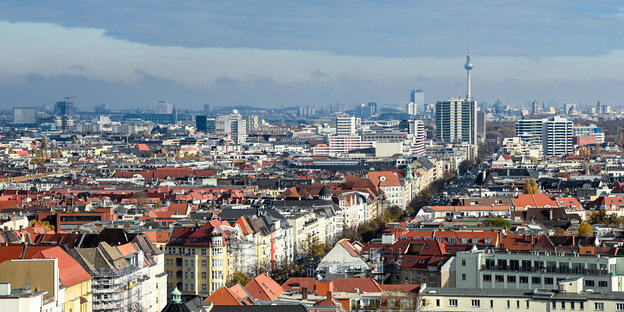 Eine Stadtansicht von Berlin: Im Hintergrund der Fernsehturm am Alex