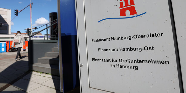 Schild des Hamburger Finanzamtes für Großunternehmen mit Treppenaufgang
