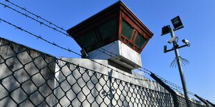 Ein Turm an der Mauer des Gefängnisses Tegel