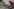 Jemand legt Blumen zum Gedenken an Oury Jalloh nieder