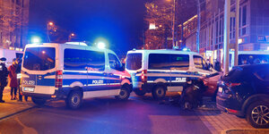 Zwei Polizeiwagen versperren bei Nachteinsatz eine Straße