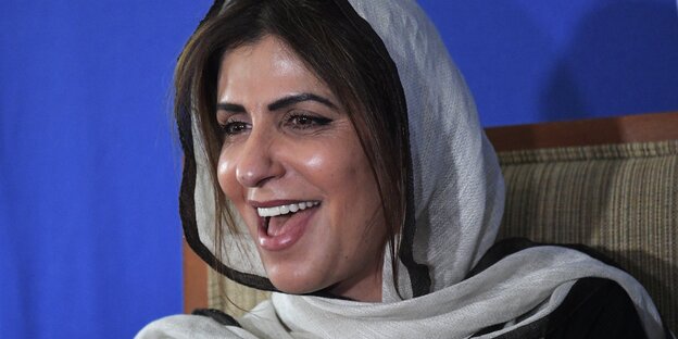 Prinzessin Basmah lachend vor blauem Hintergrund