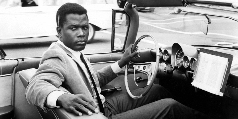 Sidney Poitier sitzt in einem Auto und blickt sich um