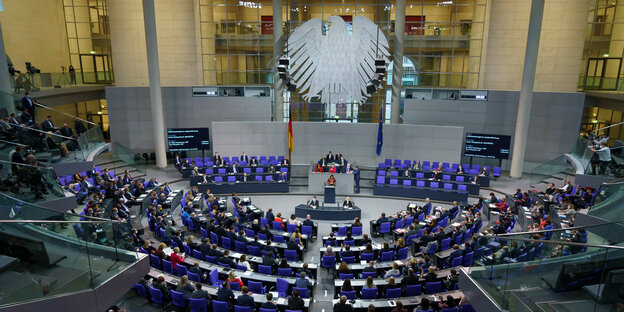 Bundestag vor dem Adler bei der Debatte um das Corona-Schutzgesetz