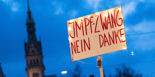 Ein Demoschild mit der Aufschrift: "Impfzwang nein Danke"