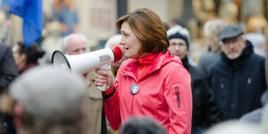 Die Politikerin Simone Lange spricht durch ein Megaphon bei einer Veranstaltung der Seebrücke