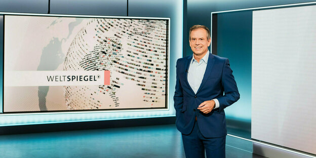 Der Moderator steht in der Kulisse des ARD-Auslandsmagazins «Weltspiegel»