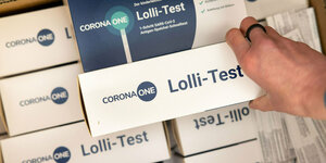 Das Bild zeigt Packungen mit der Aufschrift "Lolli-Test".