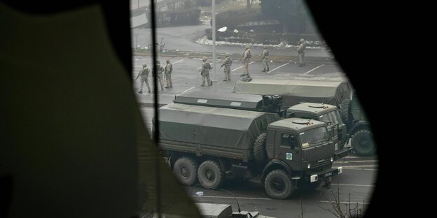 Wie durch ein Schlüsselloch fotografiert: Militärisches Aufgebot gegen Protest in Almaty