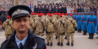 Polizeikräfte und Militärs stehen in Banja Luka in Reih und Glied