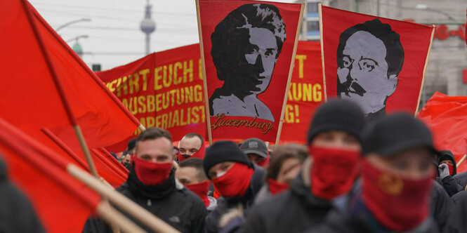 Demonstrant:innen, rote Fahnen