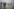 In dichtem Nebel ziehen kasachische Militärs Autos zur Kontrolle heraus