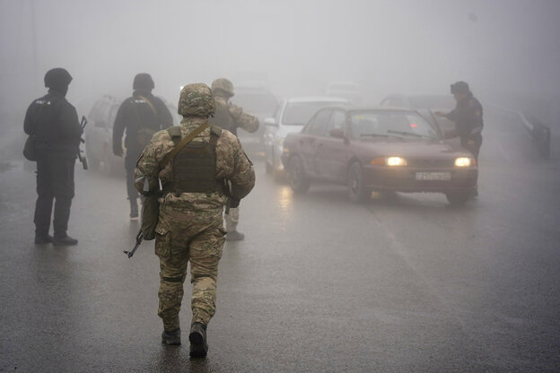 In dichtem Nebel ziehen kasachische Militärs Autos zur Kontrolle heraus In dichtem Nebel ziehen kasachische Militärs Autos zur Kontrolle heraus