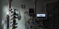 Die Maschinen eines leeren Intensivplatzes auf der Intensivstation für Corona-Patienten am Sana Klinikum Offenbach.