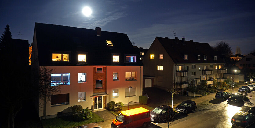 Beleuchtete Fenster in einer Siedlung