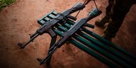 Zwie AK-47 Sturmgewehre auf einer Bank