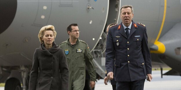 Generalleutnant Joachim Wundrak (rechts) in Militäruniform neben Ursula von der Leyen, 2014 noch Verteidiugungsministerin