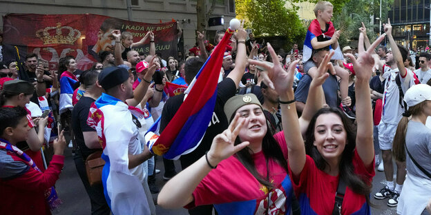Serbische Fans von Novak Ðoković protestieren vor einem Hotel